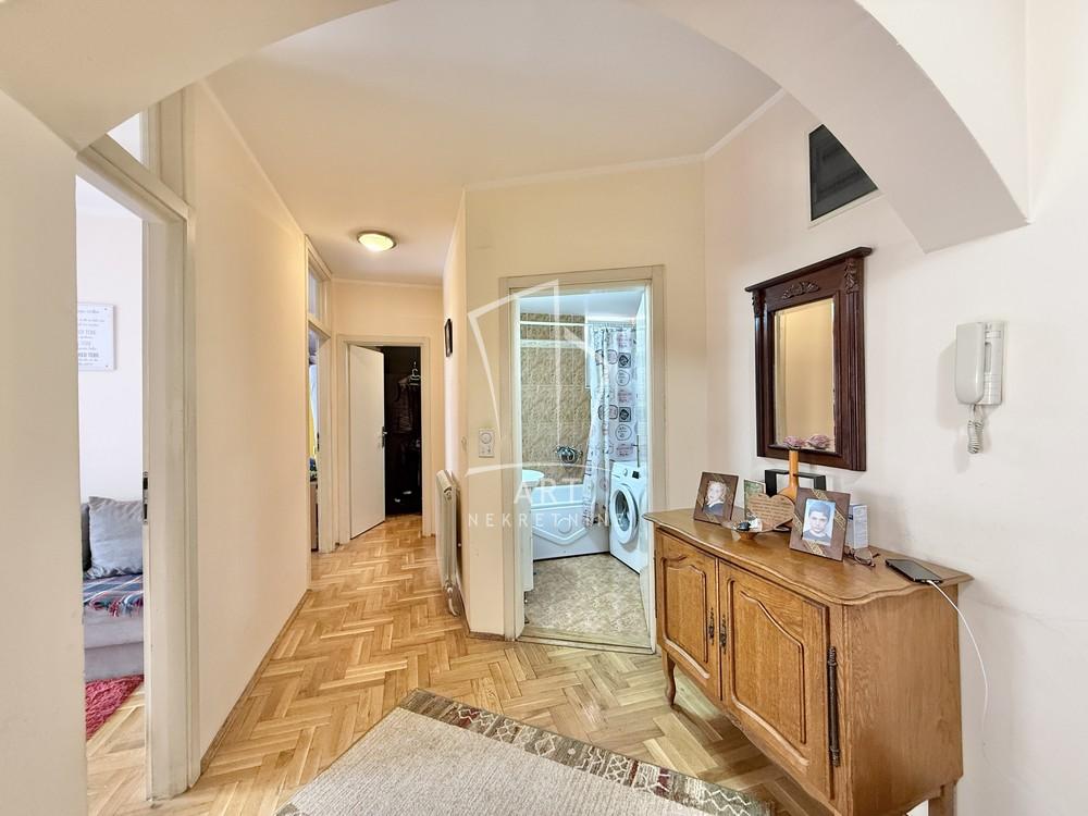 Stan na prodaju u Beogradu, Činovnička kolonija, cetvorosoban, 76m2, cena 255000 evra