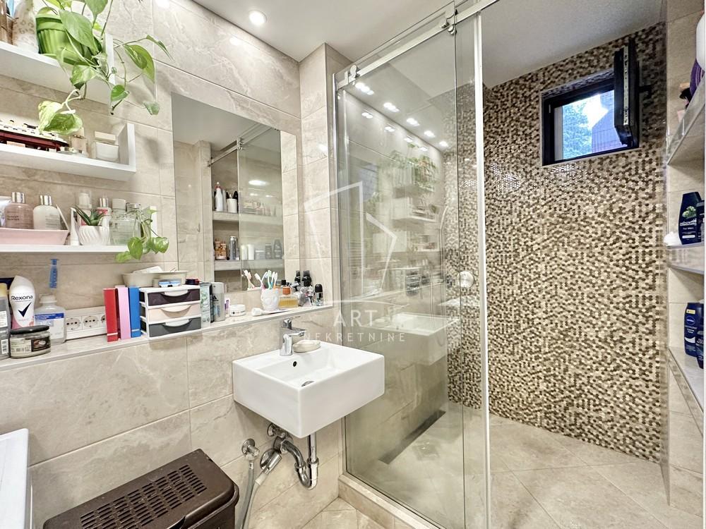 Stan na prodaju u Beogradu, Višnjička banja, trosoban, 70m2, cena 227500 evra