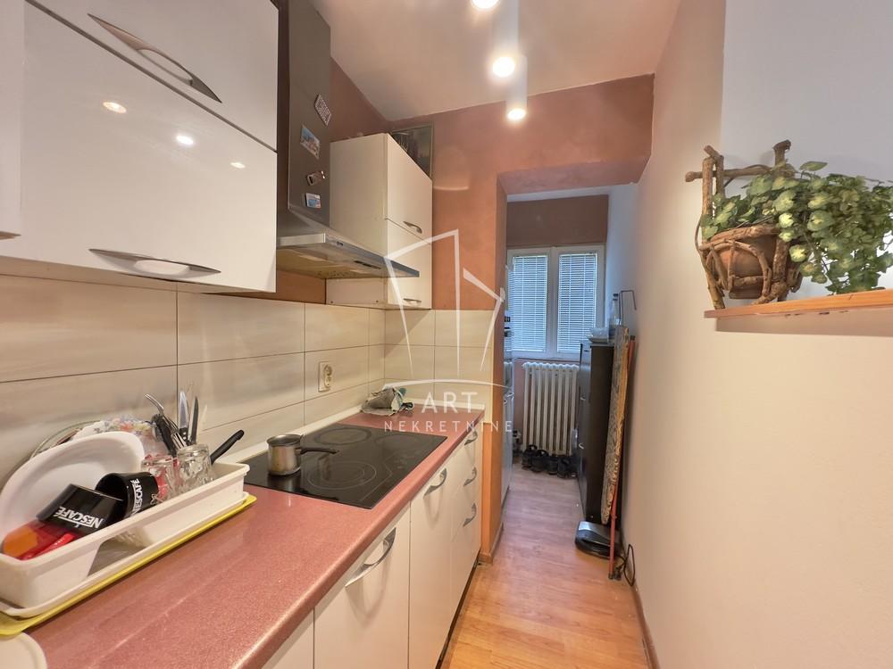 Stan na prodaju u Beogradu, Zemun, trosoban, 73m2, cena 140000 evra