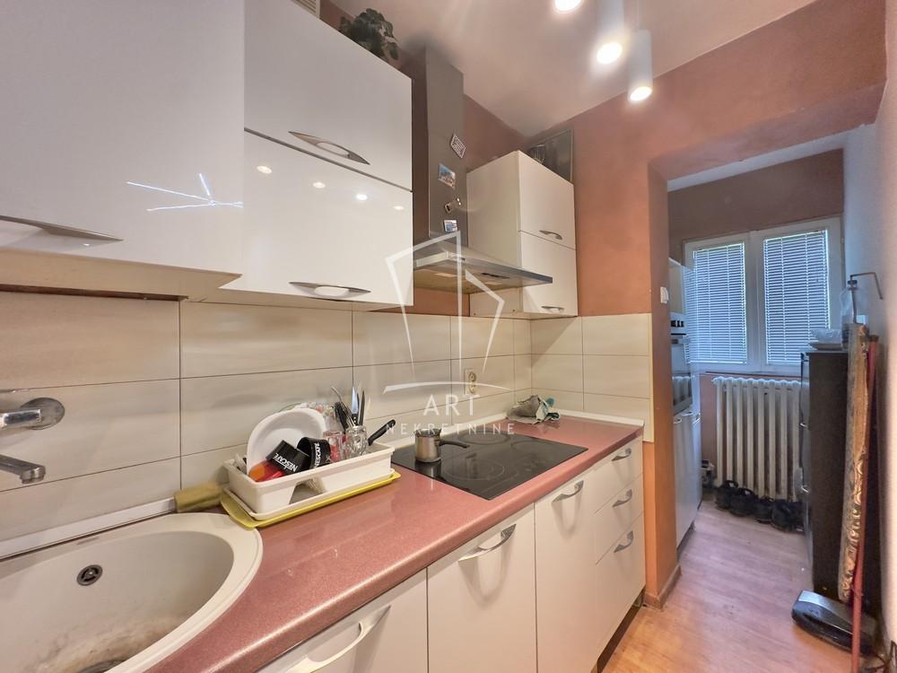 Stan na prodaju u Beogradu, Zemun, trosoban, 73m2, cena 140000 evra