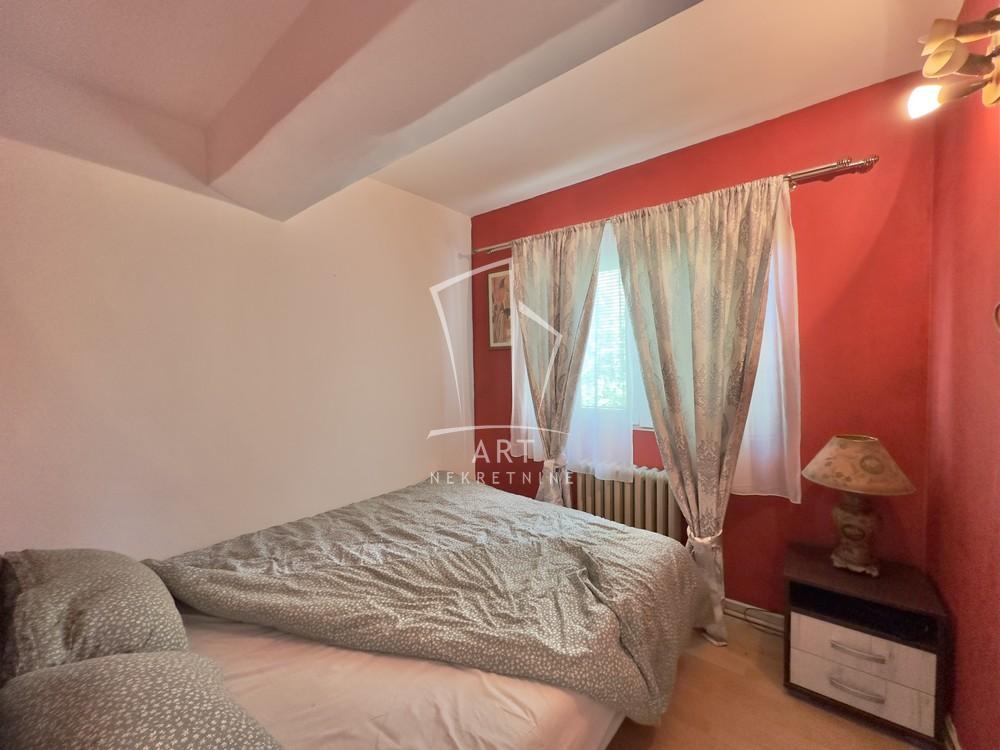 Stan na prodaju u Beogradu, Zemun, trosoban, 73m2, cena 140000 evra