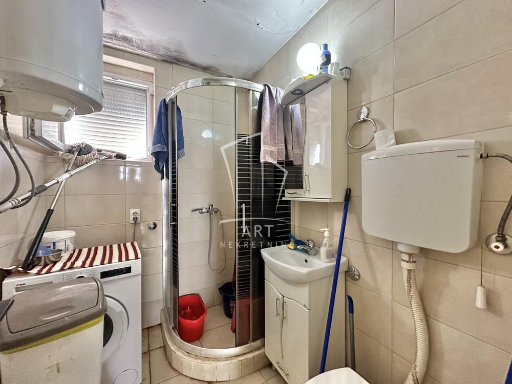Stan na prodaju u Beogradu, Zemun, trosoban, 73m2, cena 140000 evra