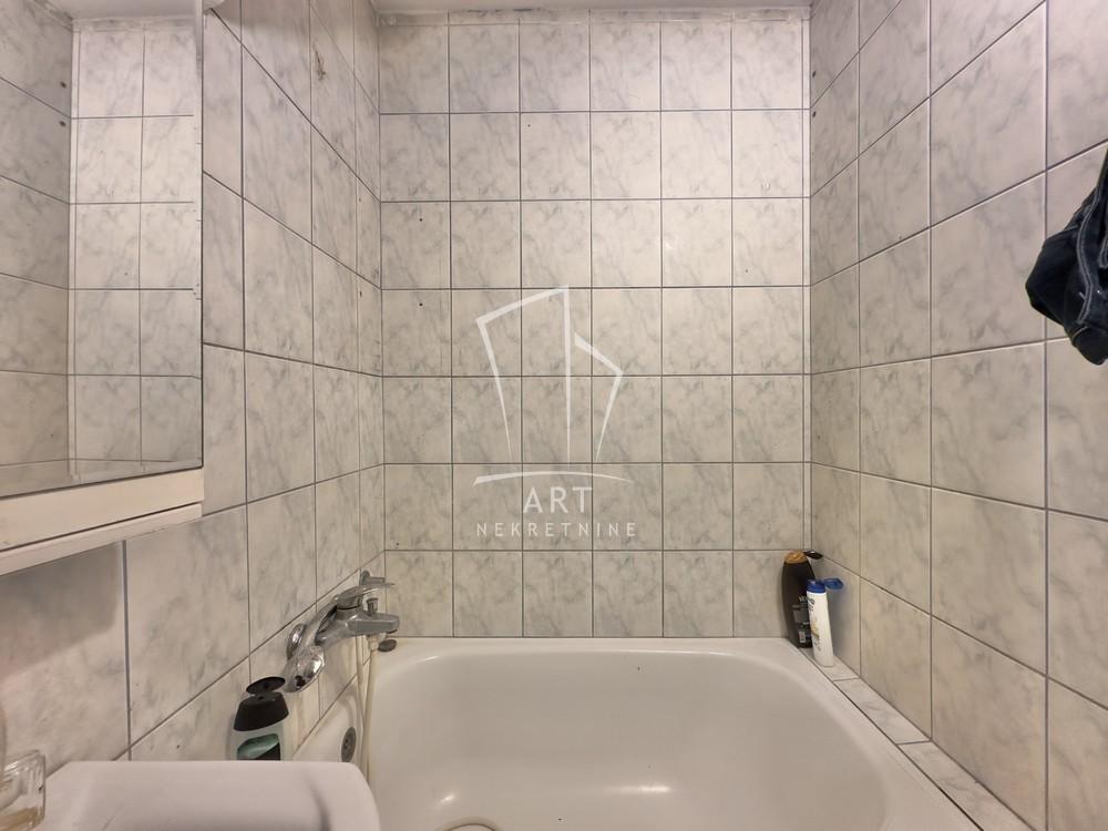 Stan na prodaju u Beogradu, Zemun, trosoban, 73m2, cena 140000 evra