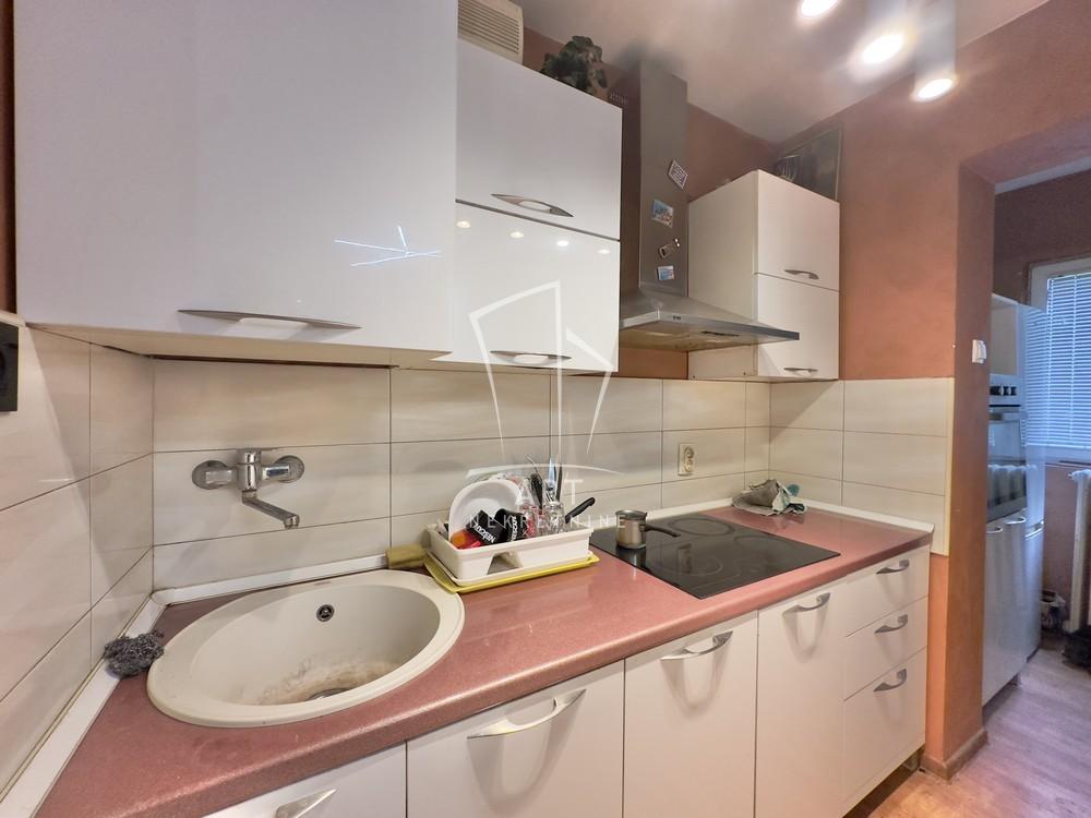 Stan na prodaju u Beogradu, Zemun, trosoban, 73m2, cena 140000 evra