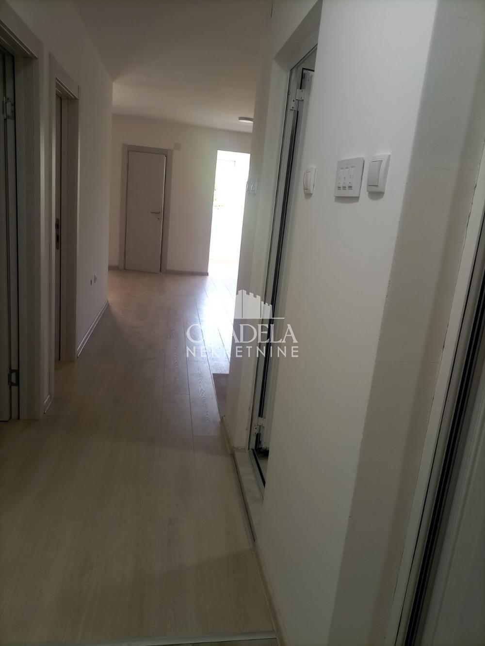 Stan na prodaju u Beogradu, Žarkovo, trosoban, 66m2, cena 120000 evra