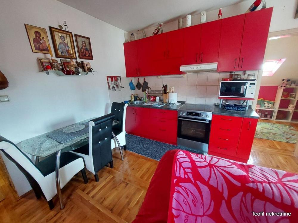 Stan na prodaju u Beogradu, Petlovo brdo, trosoban, 63m2, cena 90000 evra