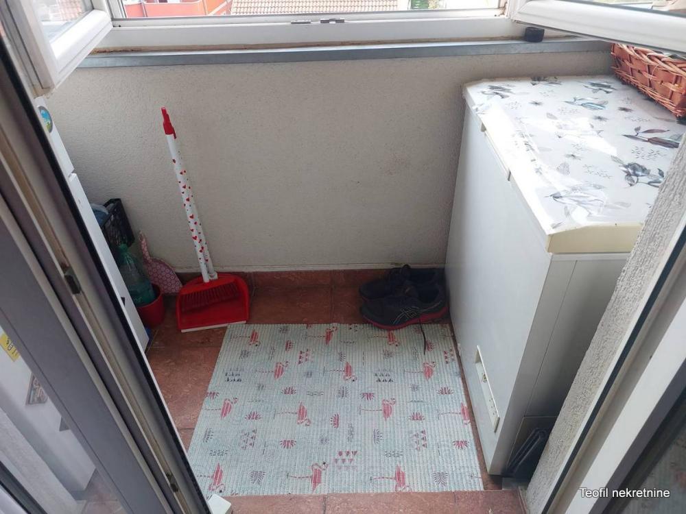 Stan na prodaju u Beogradu, Petlovo brdo, trosoban, 63m2, cena 90000 evra