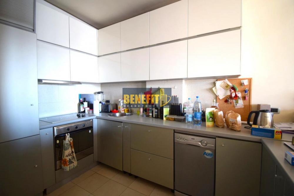 Stan na prodaju u Beogradu, Novi Beograd blok 12 (YUBC), dvosoban, 88m2, cena 275000 evra