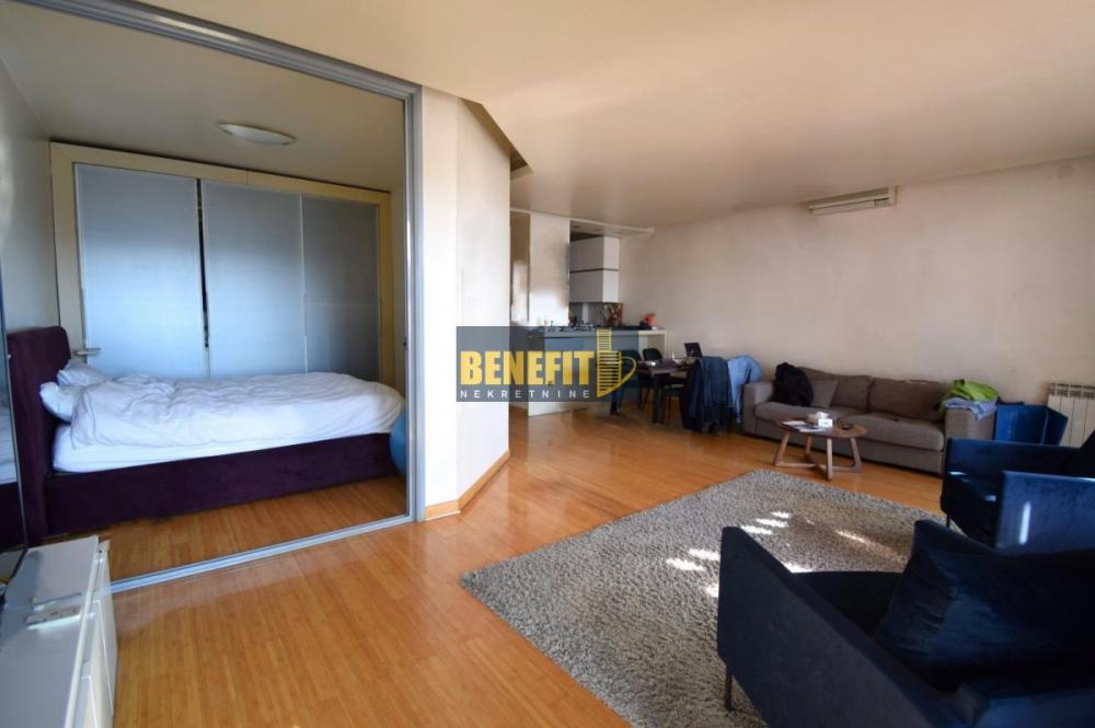 Stan na prodaju u Beogradu, Novi Beograd blok 12 (YUBC), dvosoban, 88m2, cena 275000 evra