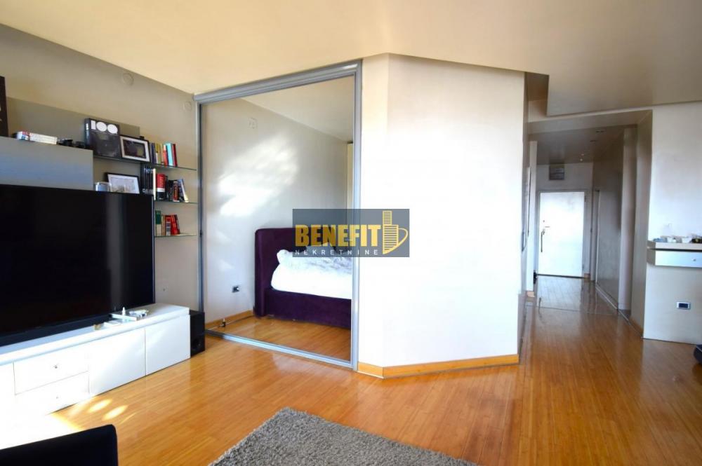 Stan na prodaju u Beogradu, Novi Beograd blok 12 (YUBC), dvosoban, 88m2, cena 275000 evra