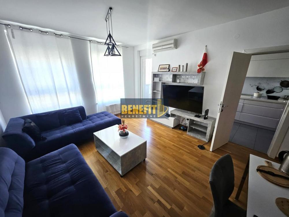 Stan na prodaju u Beogradu, Novi Beograd blok 67A (Belvile), trosoban, 80m2, cena 320000 evra