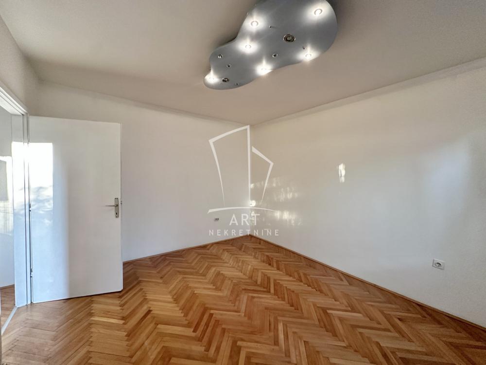Stan na prodaju u Beogradu, Mirijevo, trosoban, 65m2, cena 165000 evra