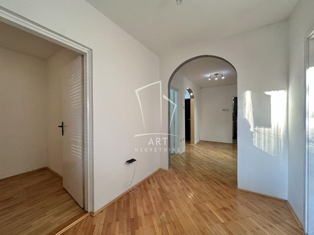 Stan na prodaju u Beogradu, Mirijevo, trosoban, 65m2, cena 165000 evra