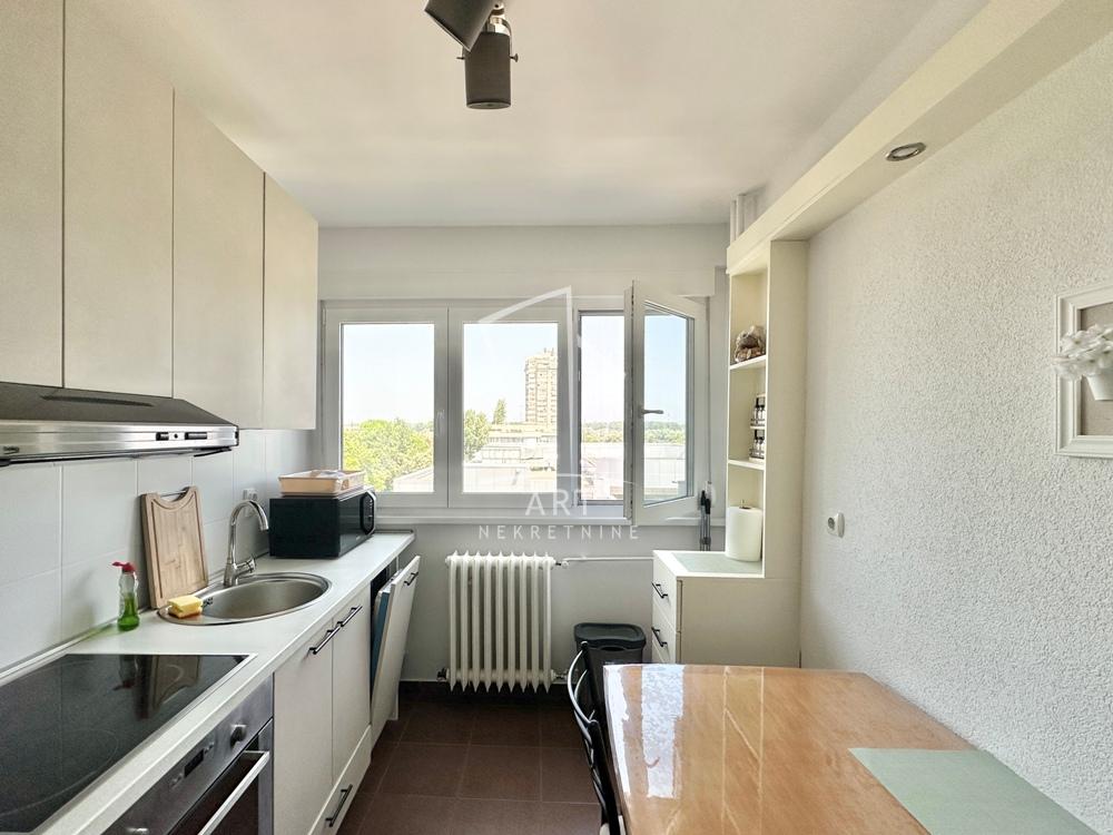 Stan na prodaju u Beogradu, Novi Beograd blok 11 (Hotel Jugoslavija), dvosoban, 50m2, cena 185000 evra