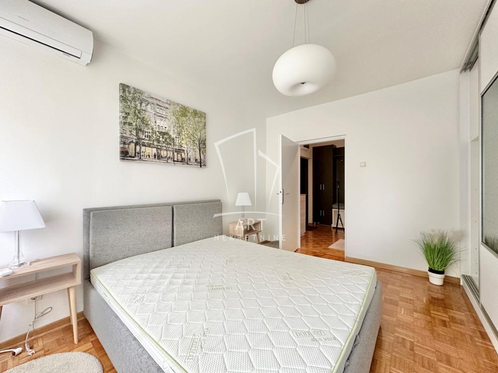 Stan na prodaju u Beogradu, Novi Beograd blok 11 (Hotel Jugoslavija), dvosoban, 50m2, cena 185000 evra