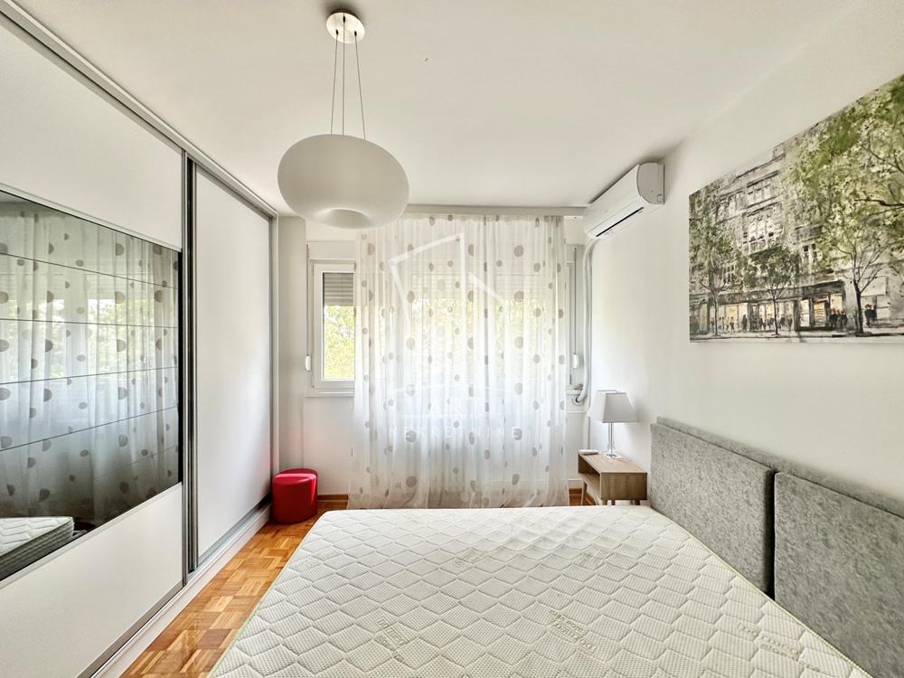 Stan na prodaju u Beogradu, Novi Beograd blok 11 (Hotel Jugoslavija), dvosoban, 50m2, cena 185000 evra