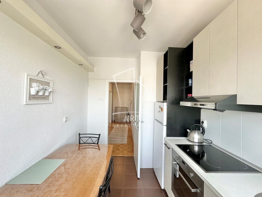 Stan na prodaju u Beogradu, Novi Beograd blok 11 (Hotel Jugoslavija), dvosoban, 50m2, cena 185000 evra