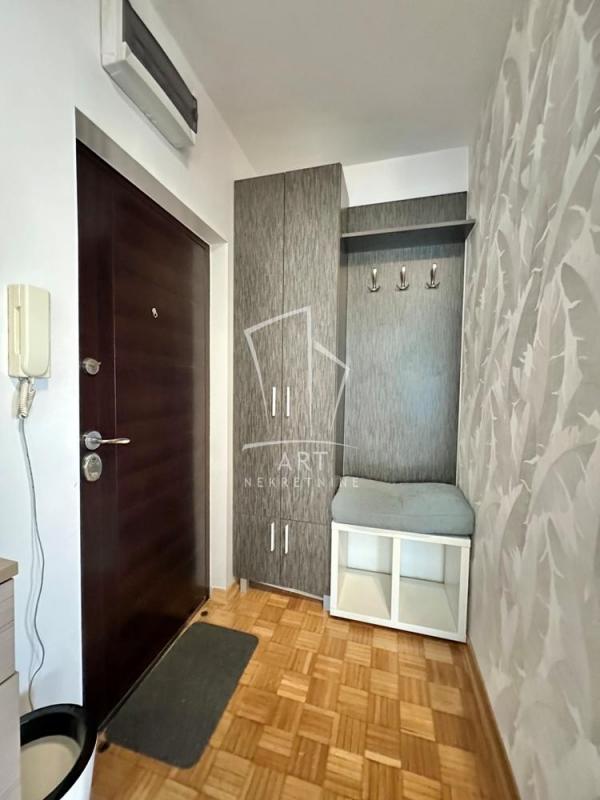 Stan na prodaju u Beogradu, Novi Beograd blok 11 (Hotel Jugoslavija), dvosoban, 50m2, cena 185000 evra