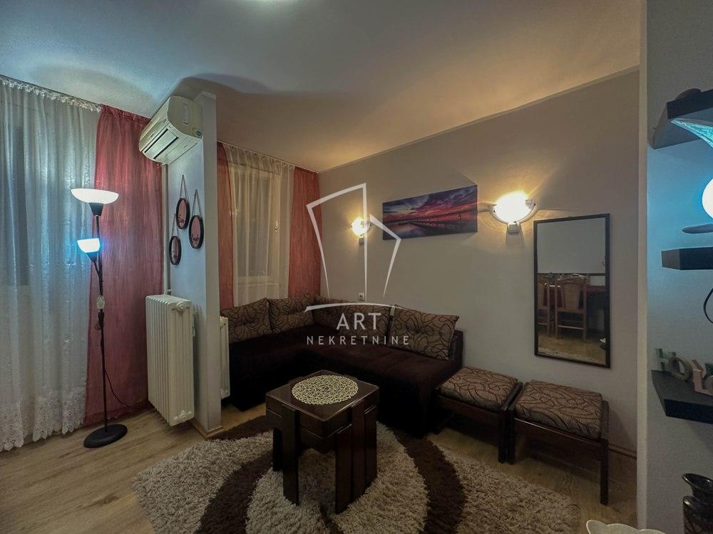 Stan na prodaju u Beogradu, Novi Beograd blok 28 (Potkovica), dvoiposoban, 66m2, cena 185000 evra