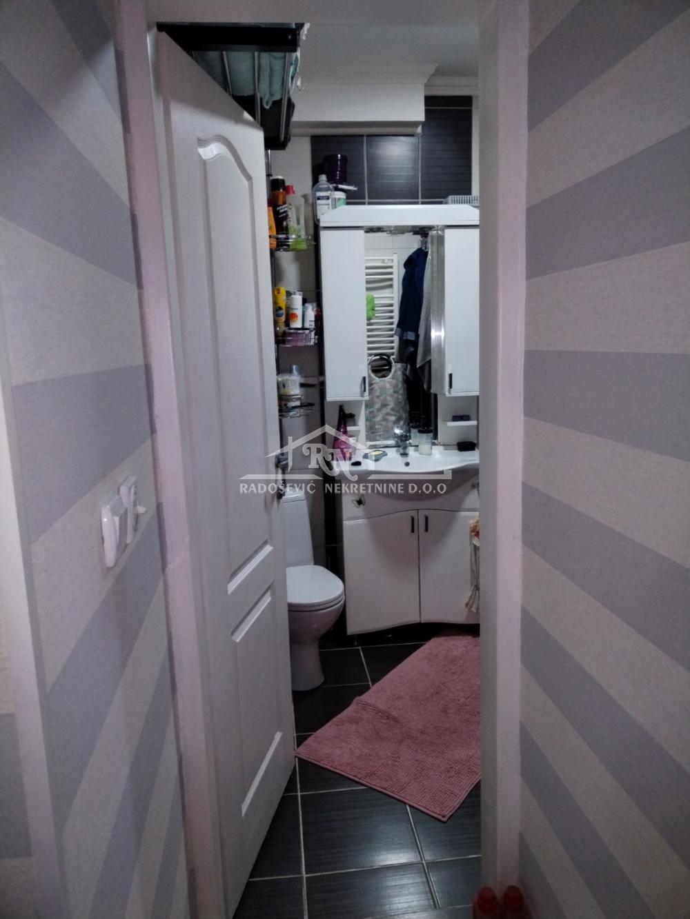 Stan na prodaju u Beogradu, Petlovo brdo, dvoiposoban, 51m2, cena 115000 evra