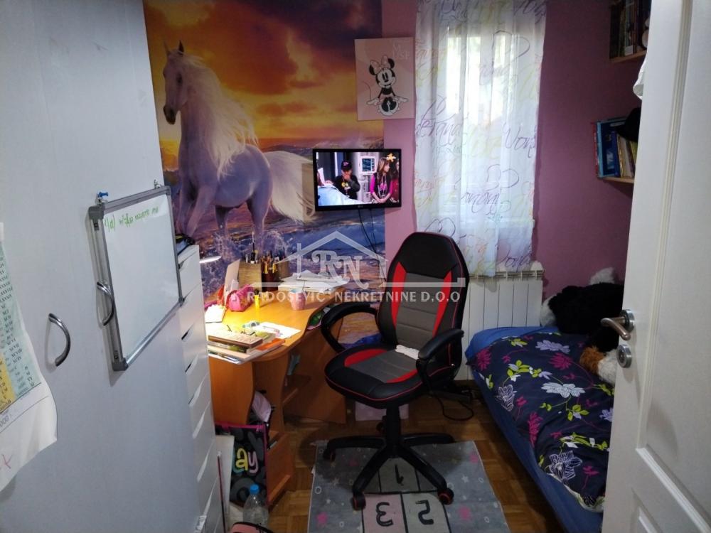 Stan na prodaju u Beogradu, Petlovo brdo, dvoiposoban, 51m2, cena 115000 evra