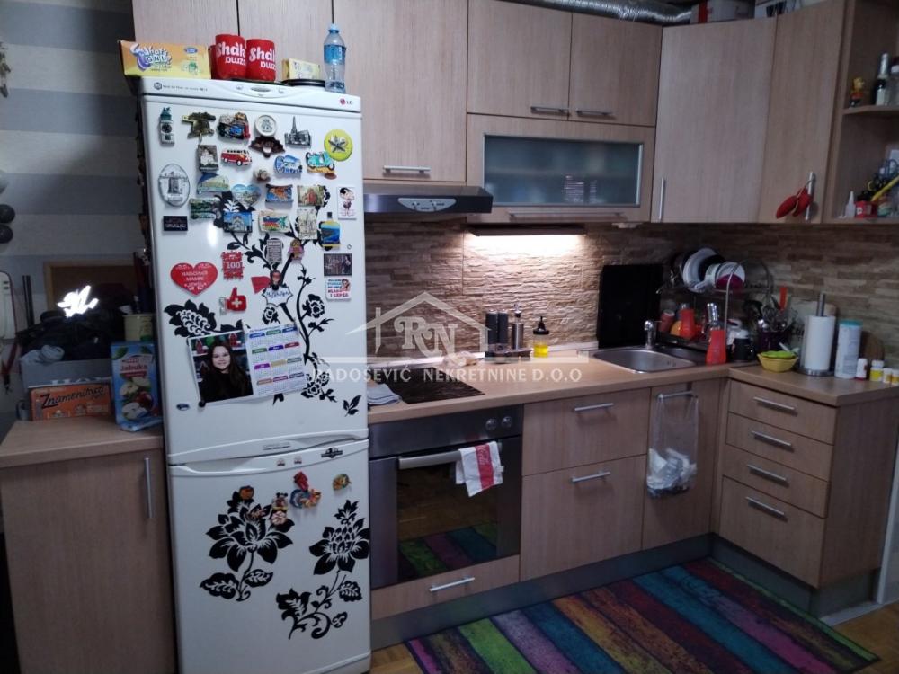 Stan na prodaju u Beogradu, Petlovo brdo, dvoiposoban, 51m2, cena 115000 evra