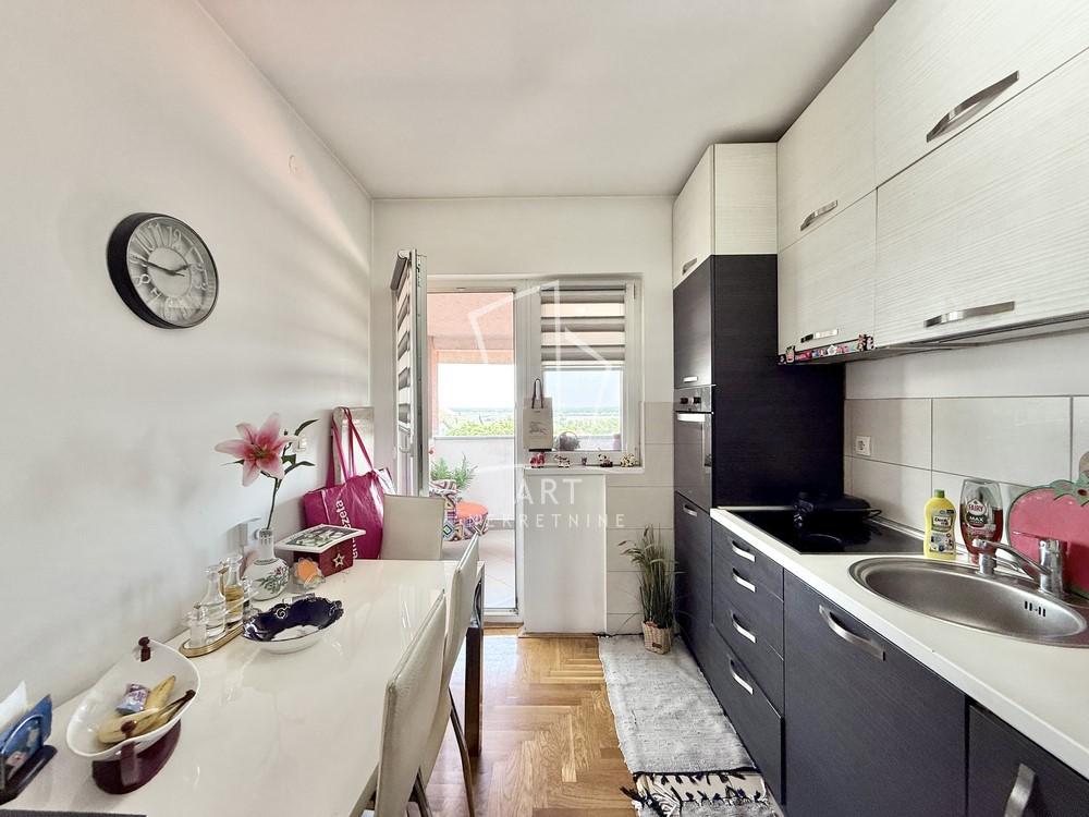 Stan na prodaju u Beogradu, Karaburma, trosoban, 49m2, cena 165000 evra