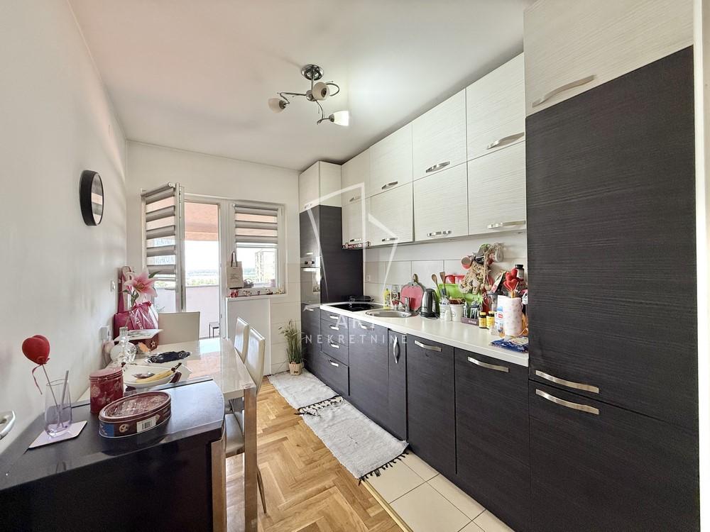 Stan na prodaju u Beogradu, Karaburma, trosoban, 49m2, cena 165000 evra
