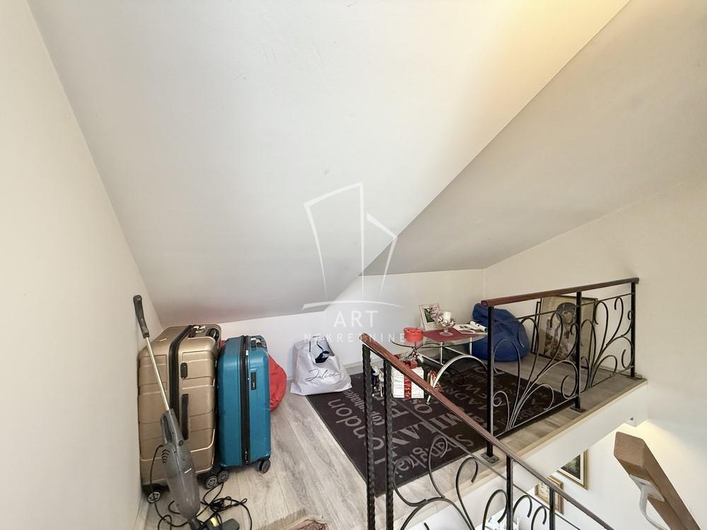 Stan na prodaju u Beogradu, Karaburma, trosoban, 49m2, cena 165000 evra