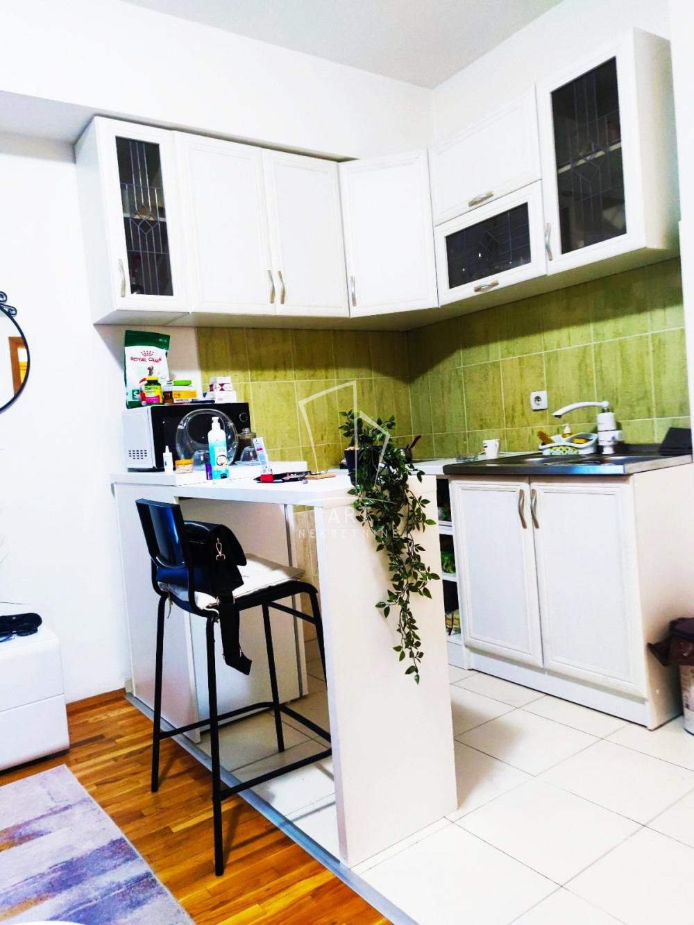 Stan na prodaju u Beogradu, Karaburma, trosoban, 40m2, cena 149000 evra