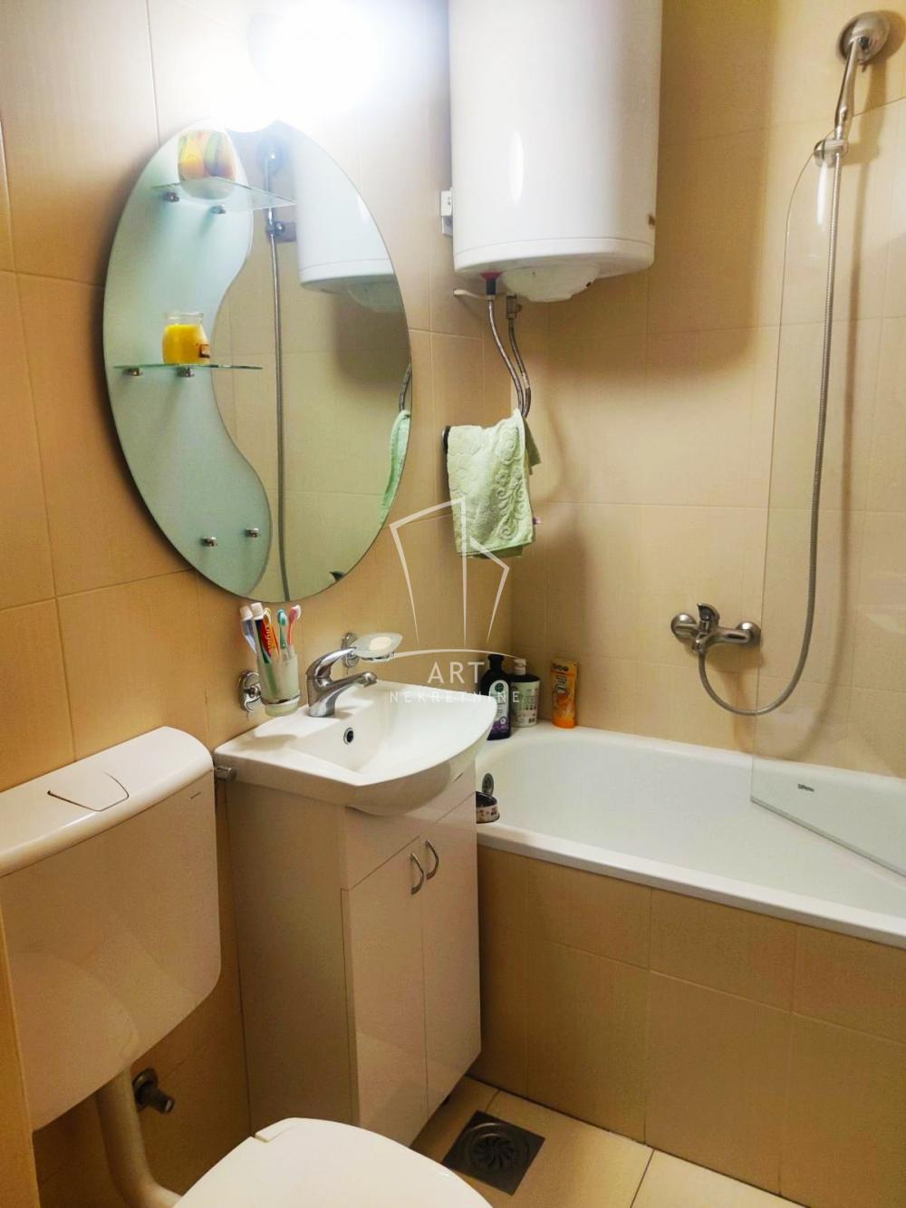 Stan na prodaju u Beogradu, Karaburma, trosoban, 40m2, cena 149000 evra