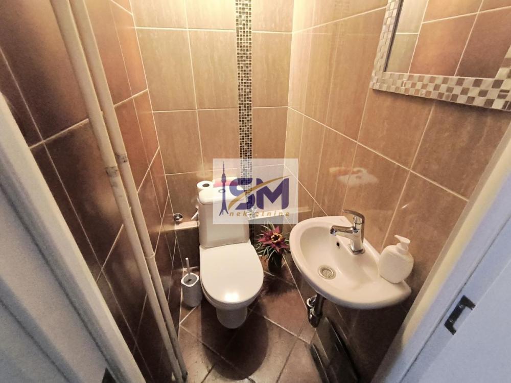 Stan na prodaju u Beogradu, Novi Beograd blok 21 (10. gimnazija), trosoban, 77m2, cena 280000 evra