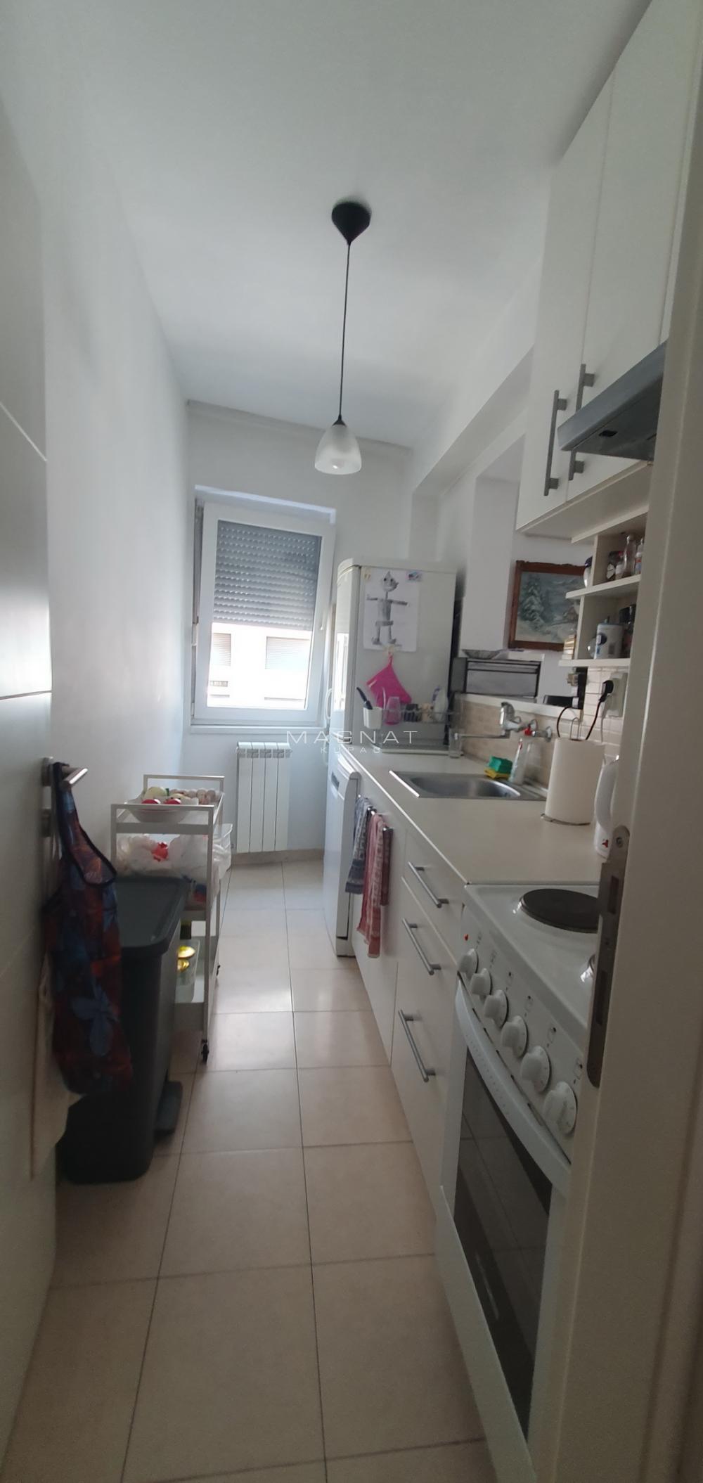 Stan na prodaju u Beogradu, Kalenić pijaca, trosoban, 67m2, cena 269000 evra