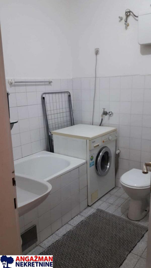 Stan na prodaju u Beogradu, Novi Beograd blok 11 (Hotel Jugoslavija), jednosoban, 27m2, cena 105000 evra