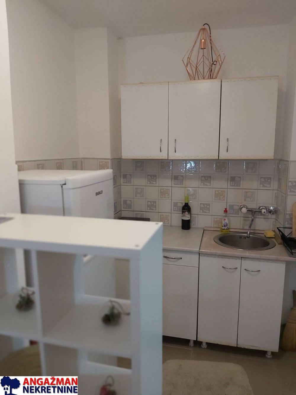 Stan na prodaju u Beogradu, Novi Beograd blok 11 (Hotel Jugoslavija), jednosoban, 27m2, cena 105000 evra