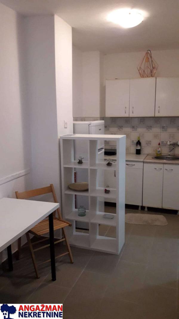 Stan na prodaju u Beogradu, Novi Beograd blok 11 (Hotel Jugoslavija), jednosoban, 27m2, cena 105000 evra