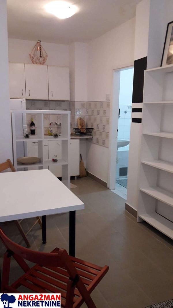 Stan na prodaju u Beogradu, Novi Beograd blok 11 (Hotel Jugoslavija), jednosoban, 27m2, cena 105000 evra