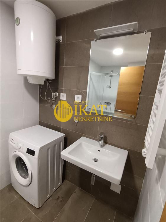 Stan na prodaju u Beogradu, Zemun, jednoiposoban, 38m2, cena 165000 evra