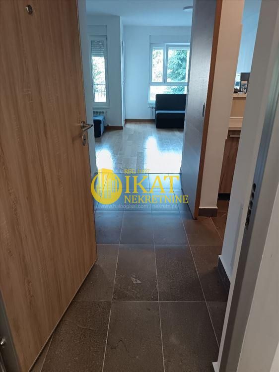 Stan na prodaju u Beogradu, Zemun, jednoiposoban, 38m2, cena 165000 evra