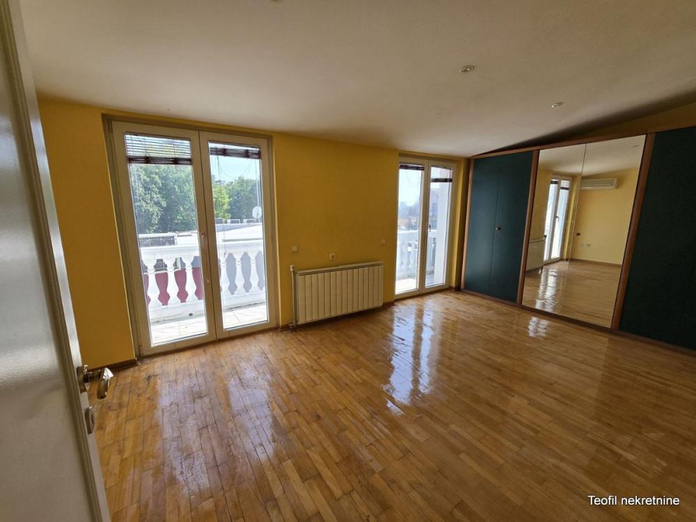Stan na prodaju u Beogradu, Banovo brdo, 245m2, cena 590000 evra