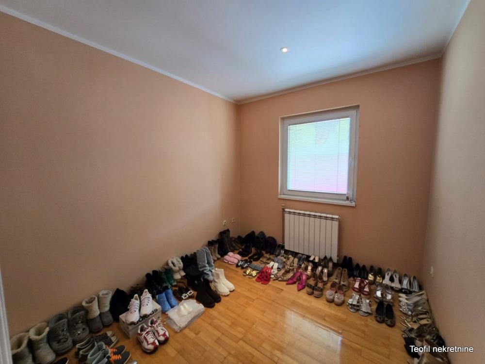Stan na prodaju u Beogradu, Banovo brdo, 245m2, cena 590000 evra