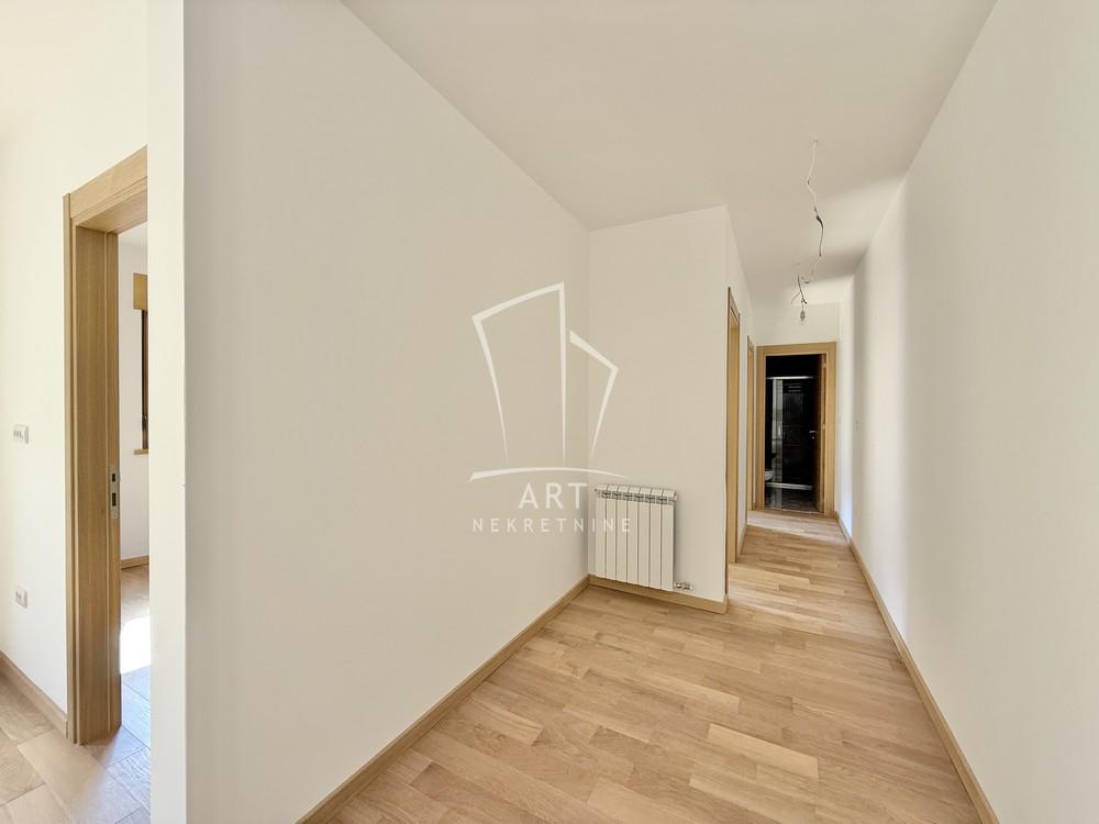 Stan na prodaju u Beogradu, Voždovac, trosoban, 70m2, cena 245000 evra