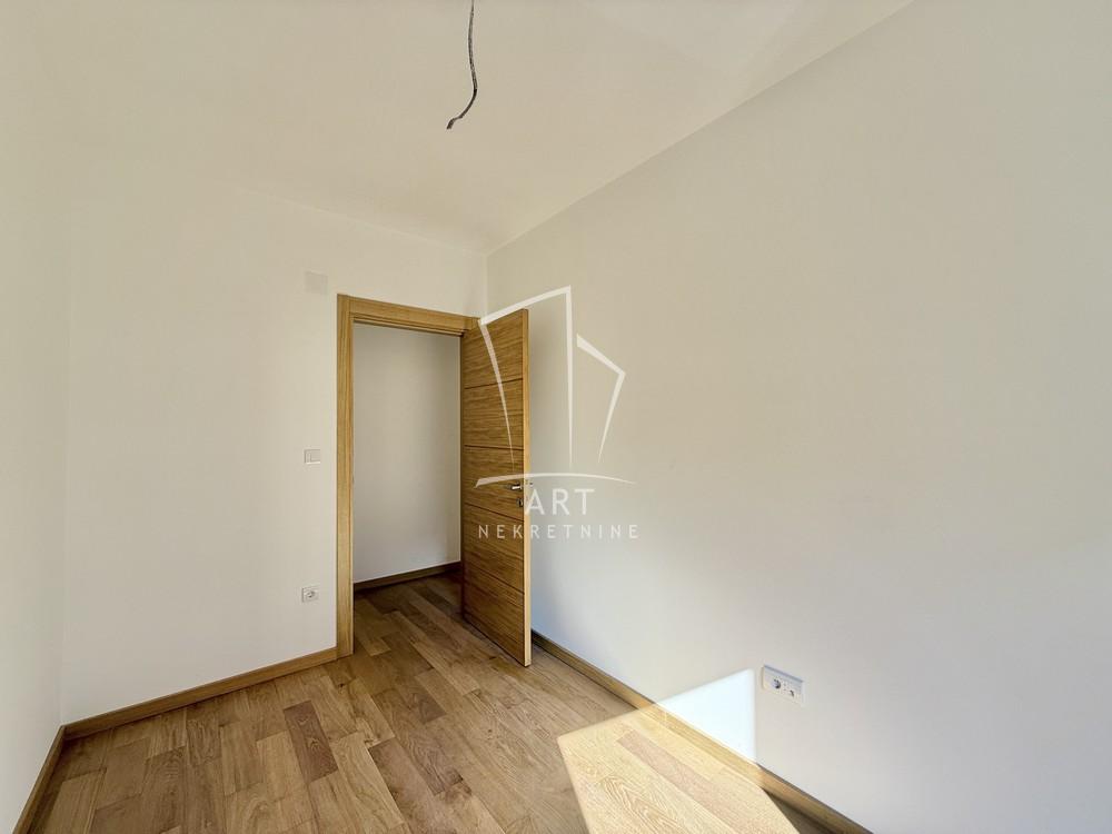 Stan na prodaju u Beogradu, Voždovac, trosoban, 70m2, cena 245000 evra