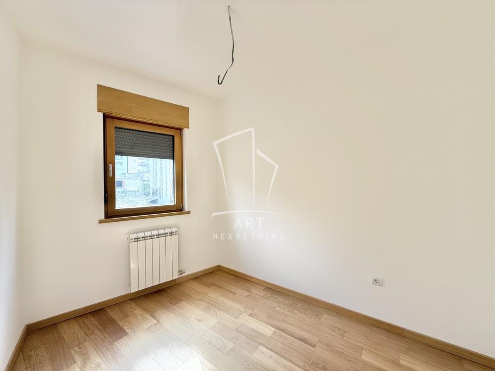 Stan na prodaju u Beogradu, Voždovac, trosoban, 70m2, cena 245000 evra