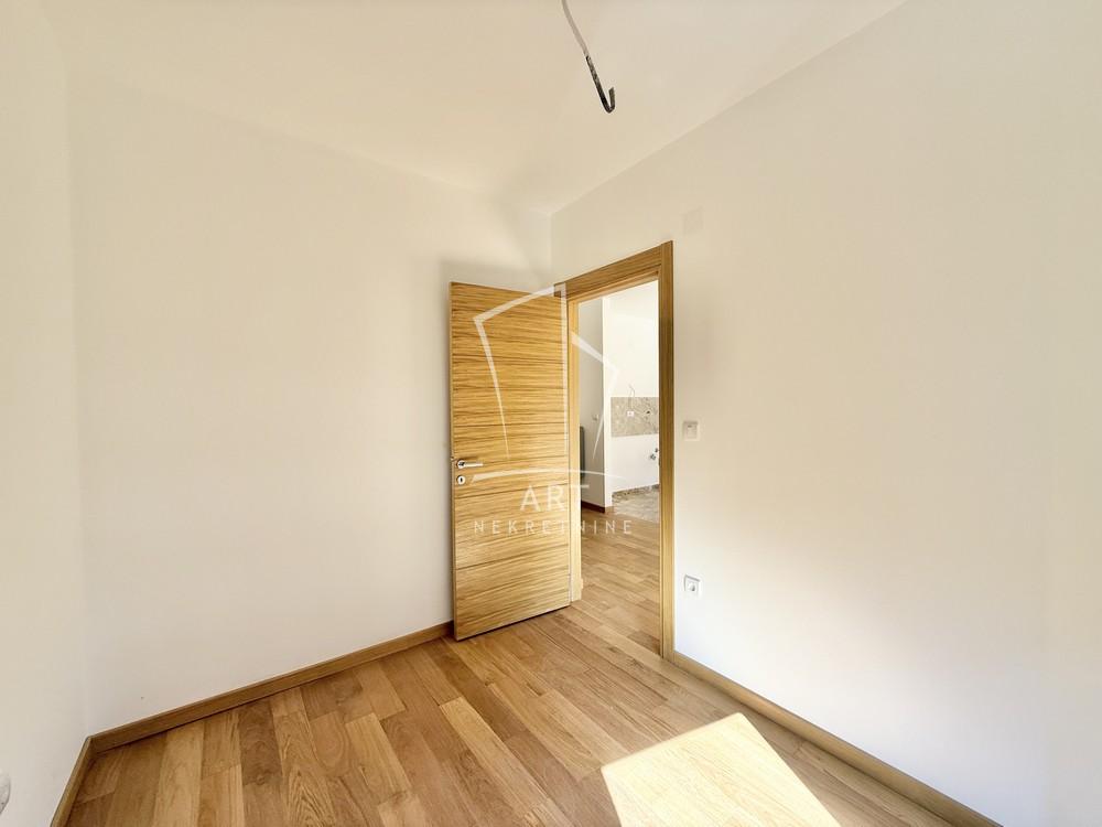 Stan na prodaju u Beogradu, Voždovac, trosoban, 70m2, cena 245000 evra