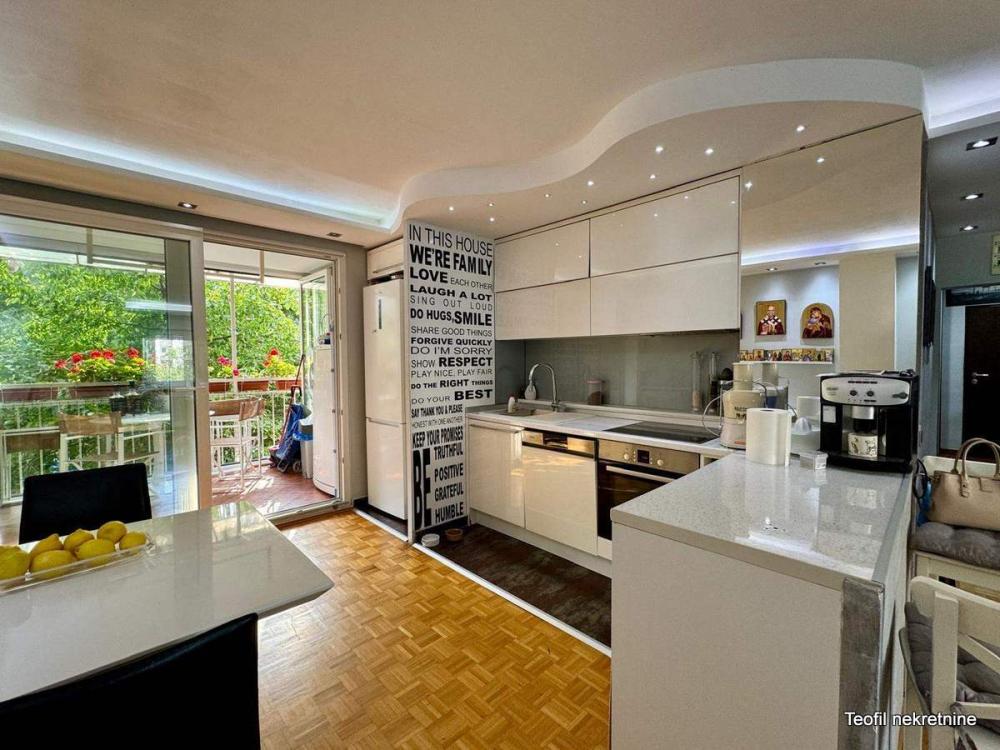 Stan na prodaju u Beogradu, Novi Beograd blok 62, cetvorosoban, 90m2, cena 290000 evra