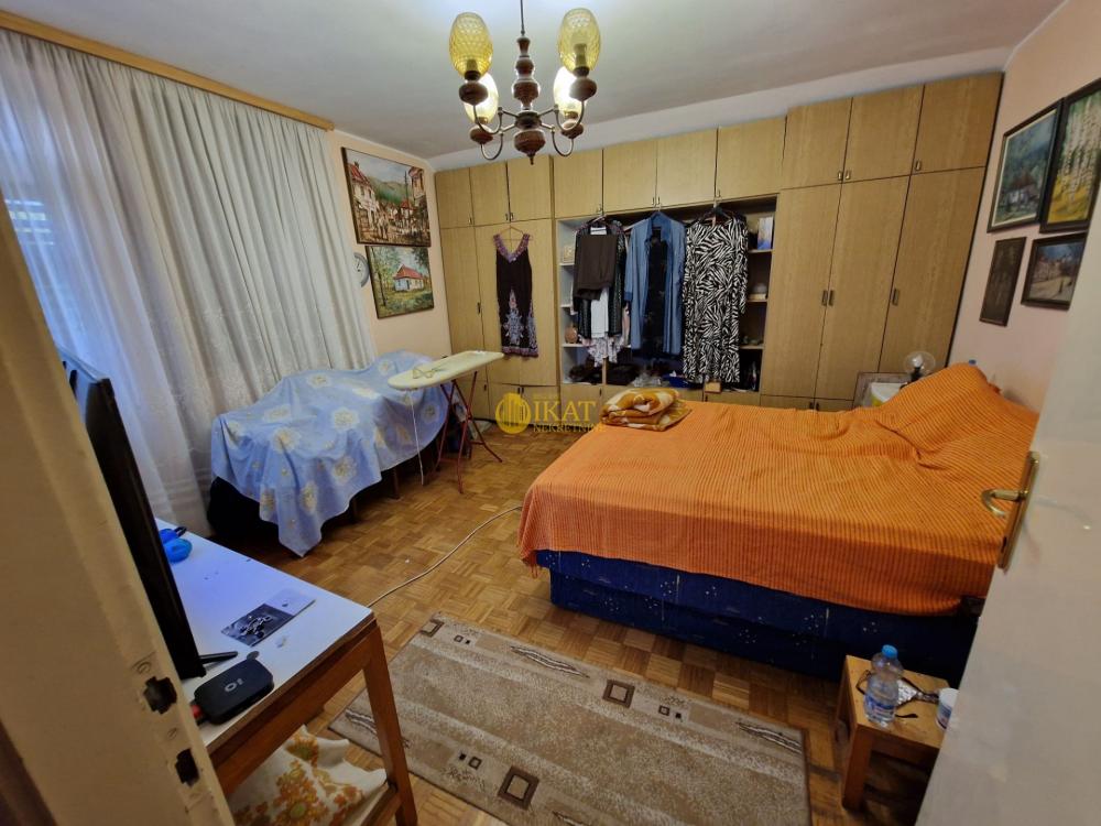 Stan na prodaju u Beogradu, Petlovo brdo, cetvorosoban, 82m2, cena 150000 evra