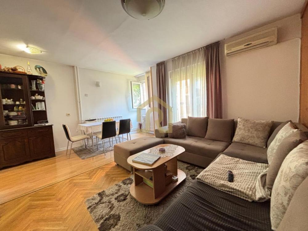 Stan na prodaju u Beogradu, Banovo brdo, trosoban, 65m2, cena 180000 evra