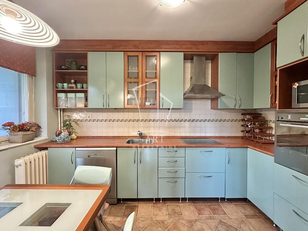 Stan na prodaju u Beogradu, Voždovac, dvoiposoban, 63m2, cena 230000 evra