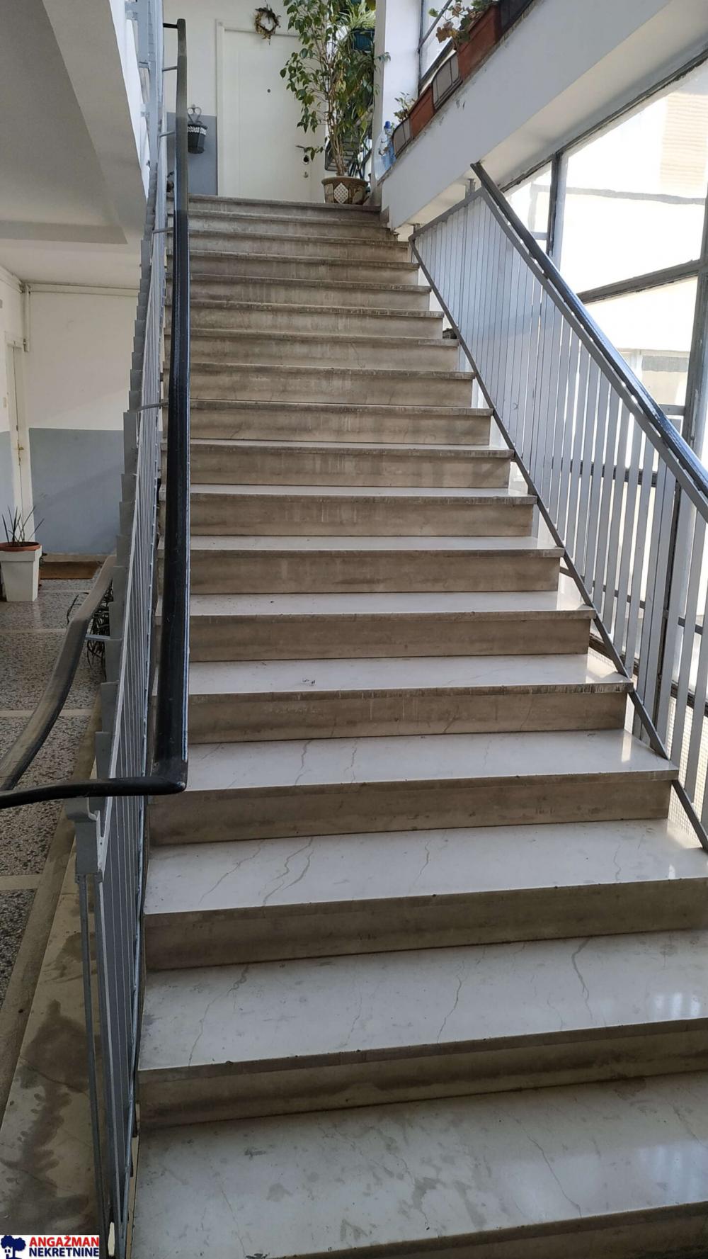 Stan na prodaju u Beogradu, Novi Beograd blok 33 (Genex kula), troiposoban, 90m2, cena 265000 evra